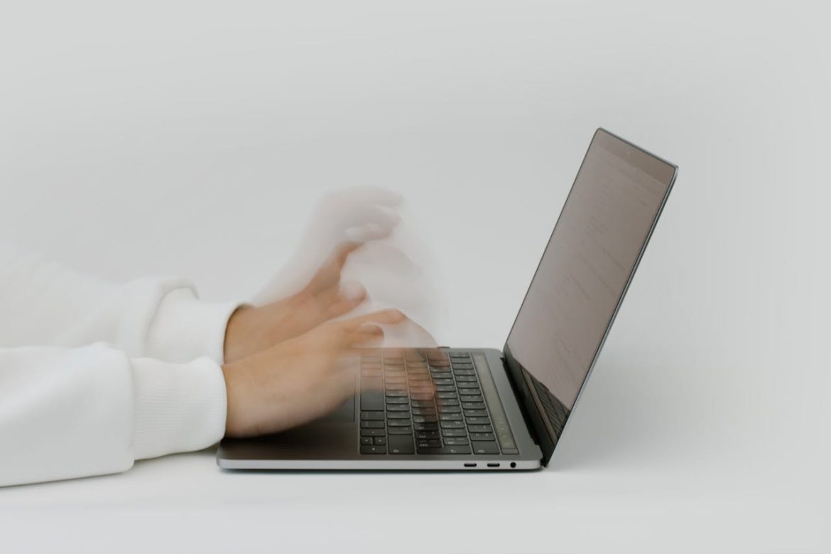 collections agent working quickly to improve collections efficiency rates