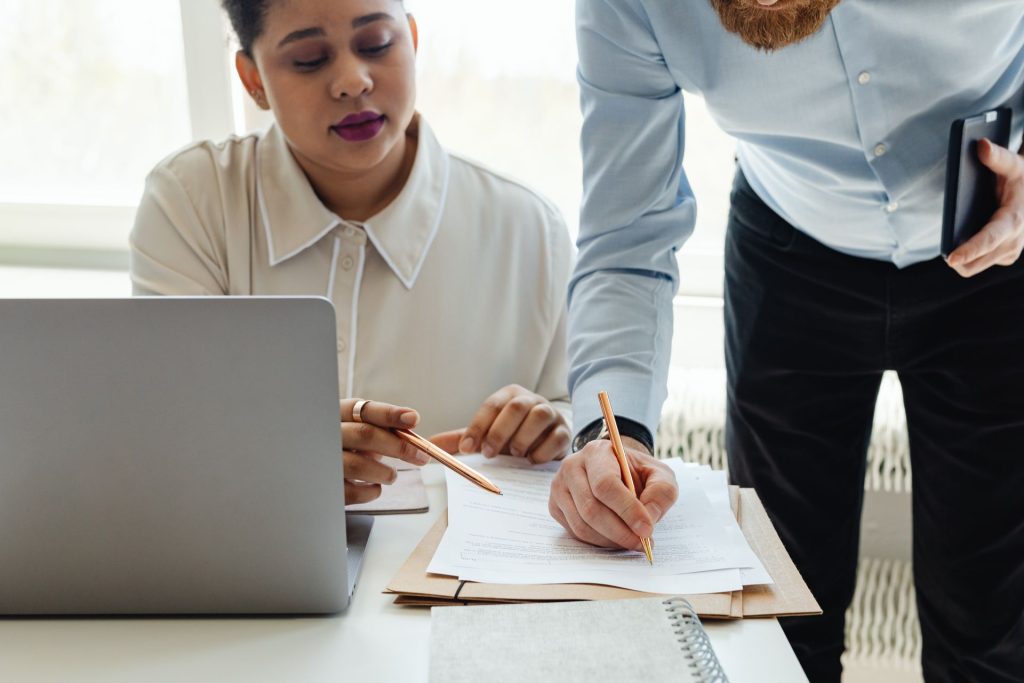 insurance investigators working together to identify fradulent life insurance claims